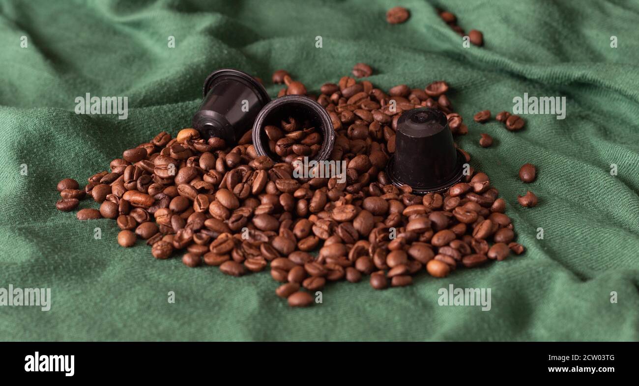 Capsules d'espresso italien ou dosettes de café aux grains de café torréfiés prêt pour une bonne journée Banque D'Images