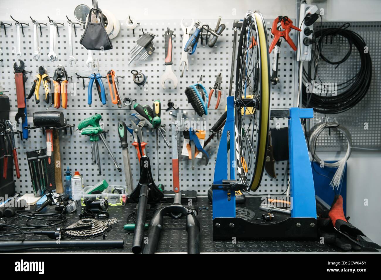 Intérieur d'atelier de vélo, outils sur le mur Banque D'Images