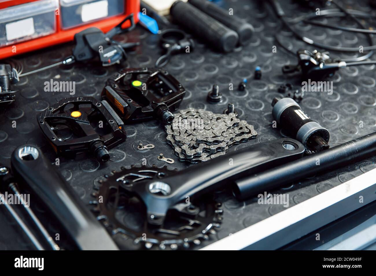 Atelier de vélo, pièces de cycle sur la table de clôture Banque D'Images