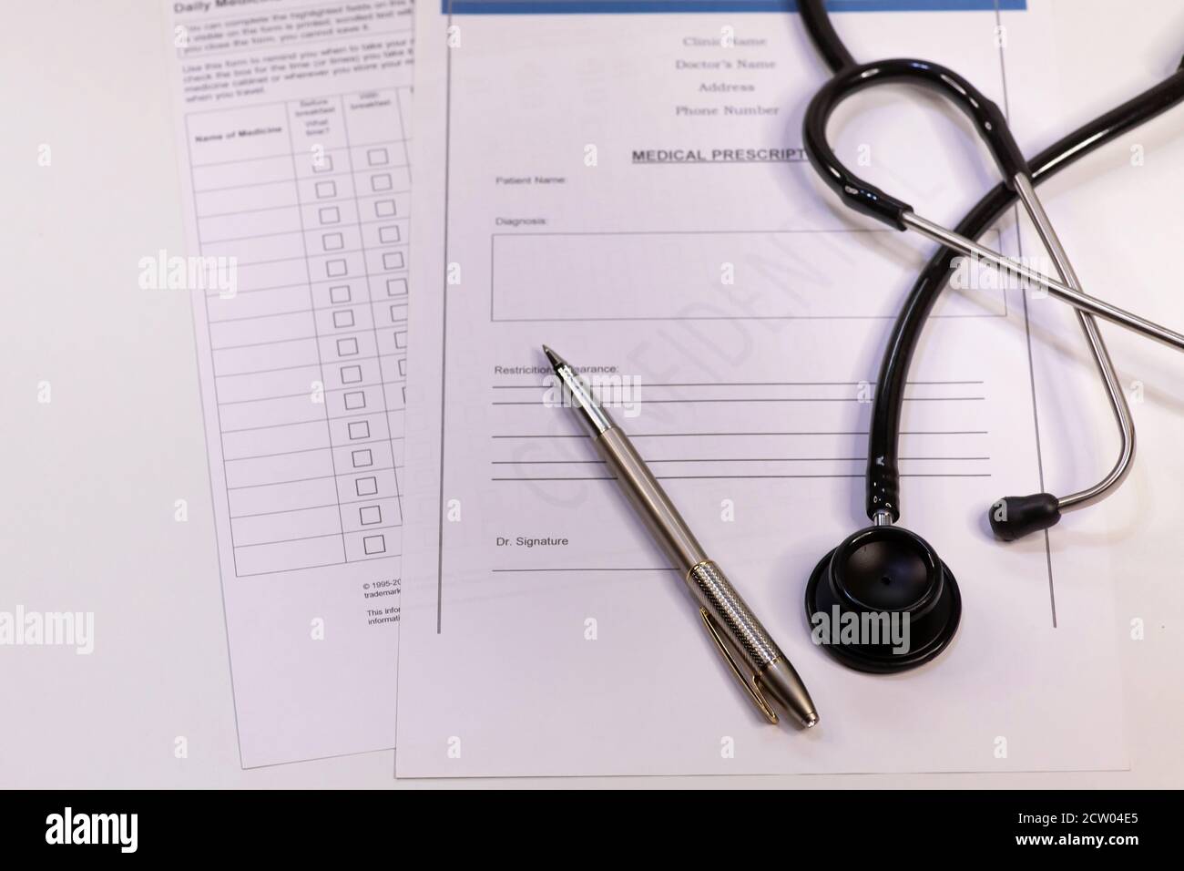 Stéthoscope du médecin avec formulaire de prescription médicale du patient sur fond blanc Banque D'Images