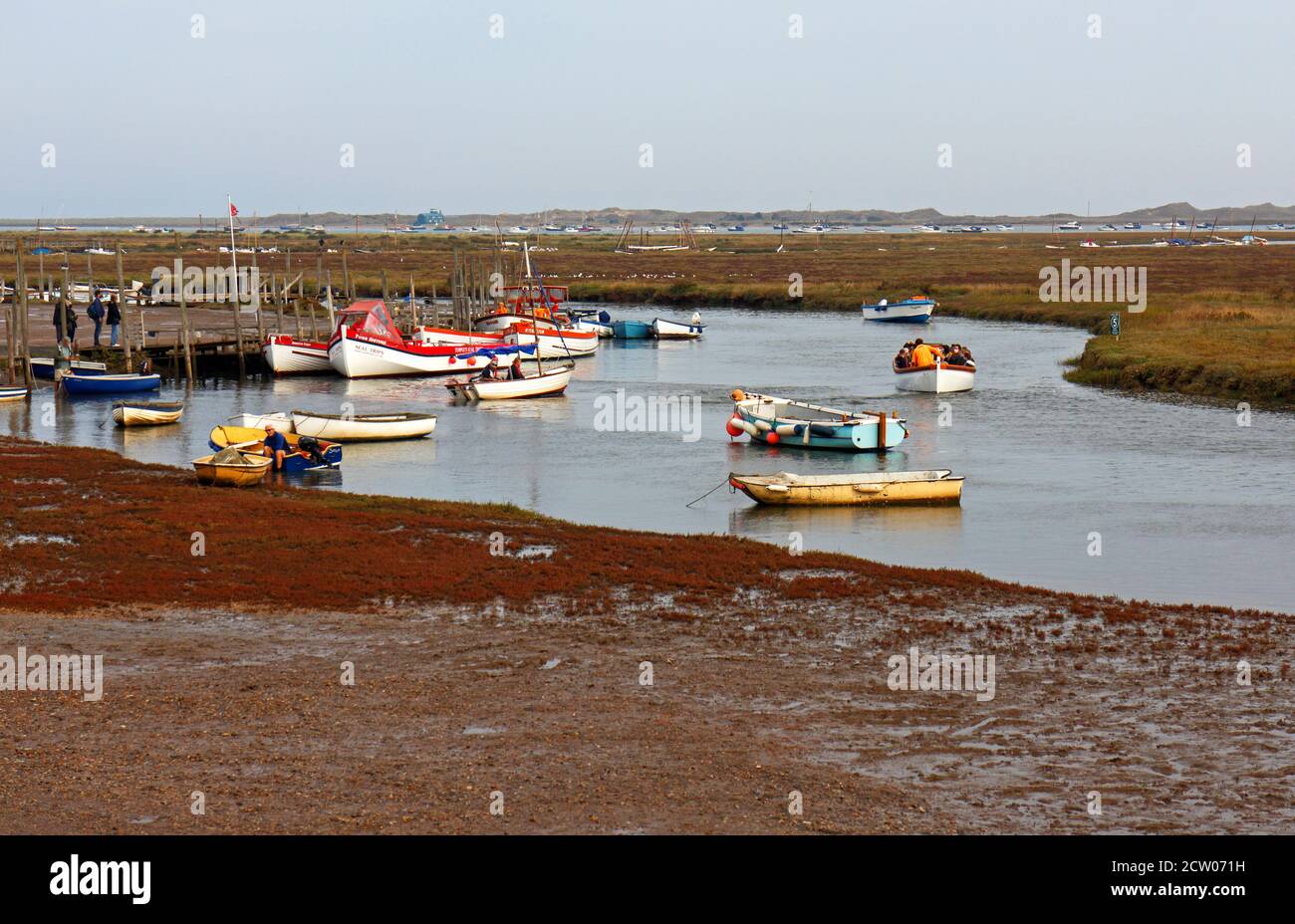 Une vue sur le quai avec des bateaux en préparation pour des voyages de phoques à Morston Creek, dans le nord de Norfolk, à Morston, Norfolk, Angleterre, Royaume-Uni. Banque D'Images