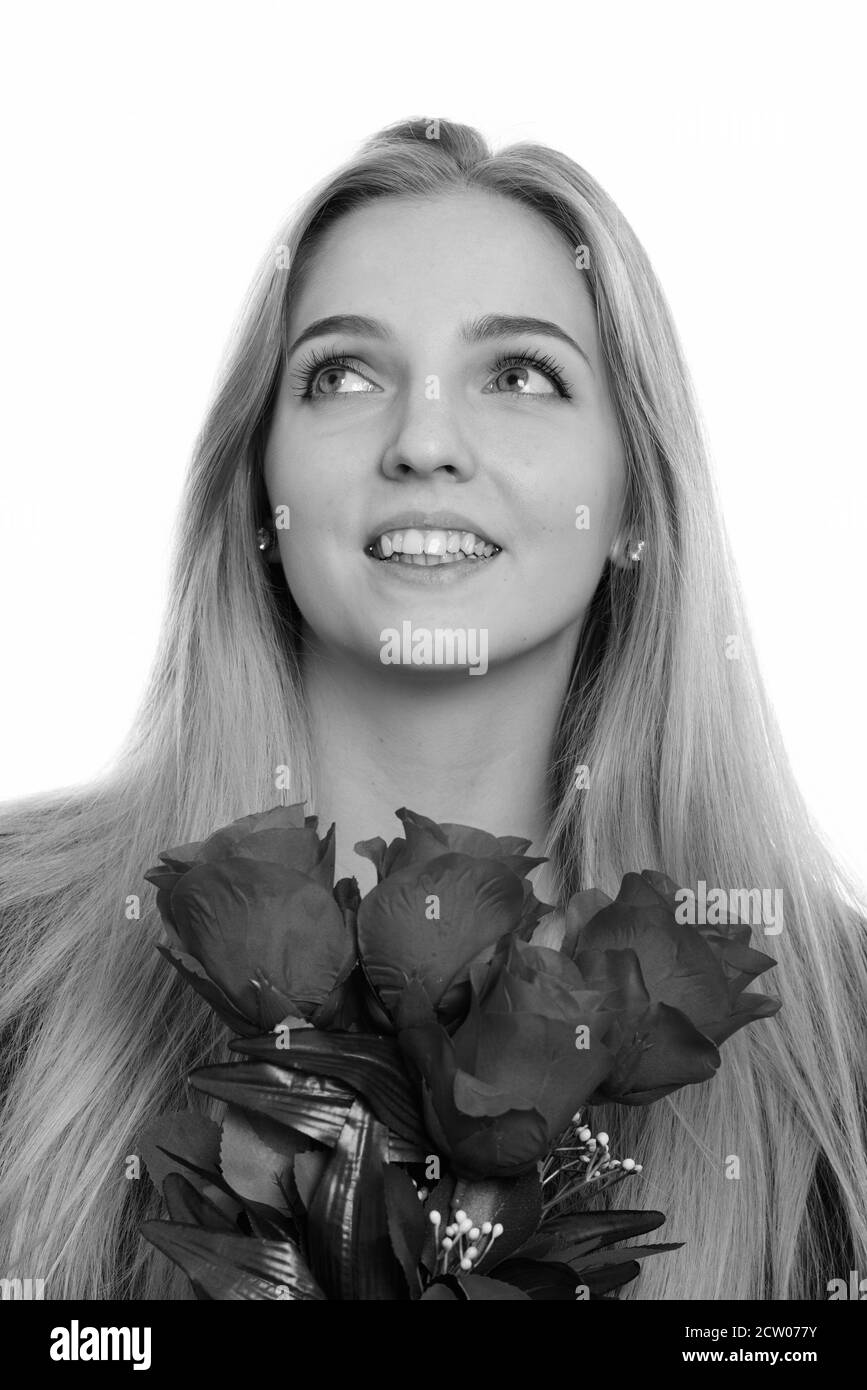 Face à une jeune fille adolescente heureuse et attentionnés souriant tout en tenant des roses Prêt pour la Saint-Valentin Banque D'Images