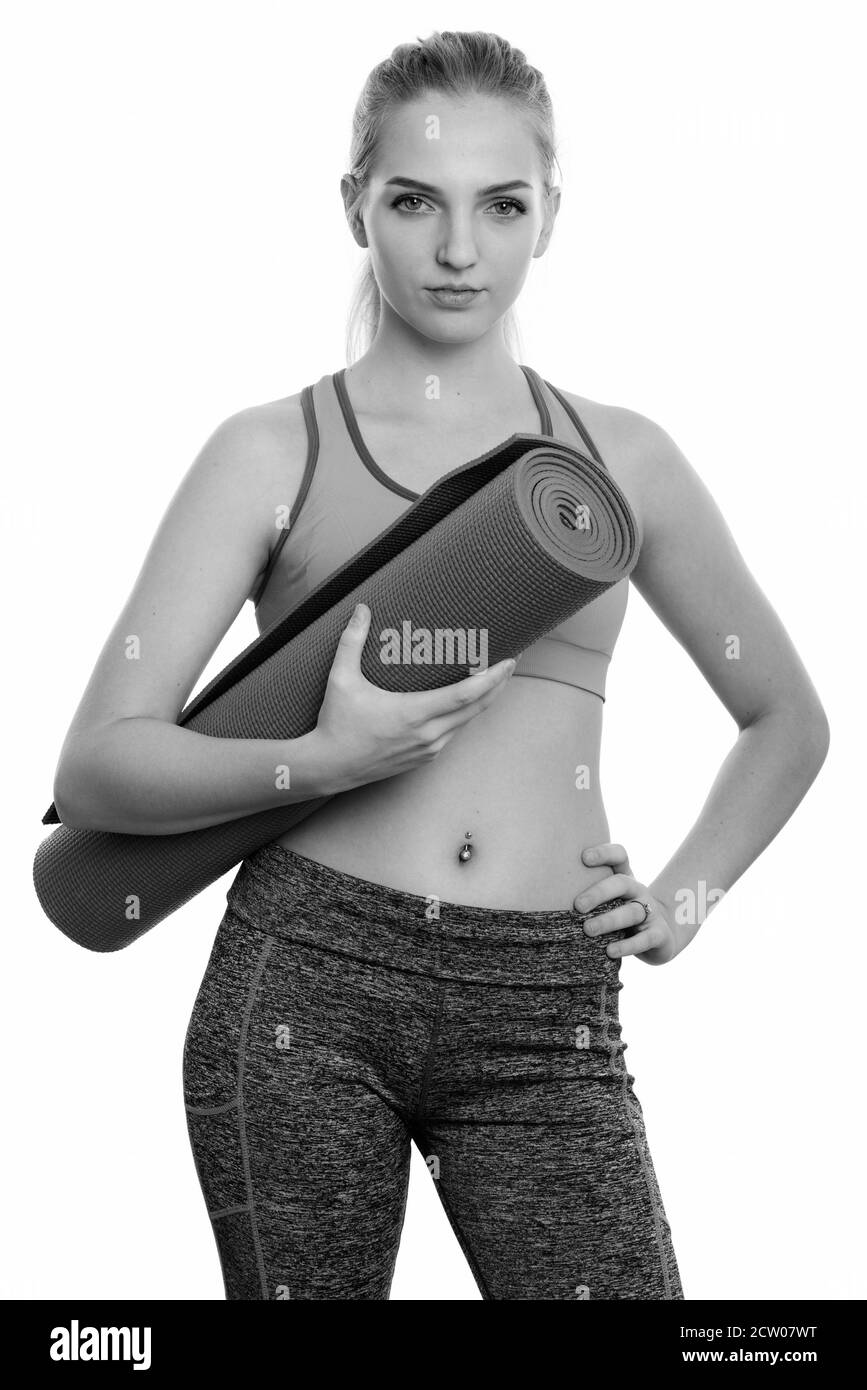 Studio shot of young Beautiful woman holding yoga mat et prêt pour salle de sport Banque D'Images