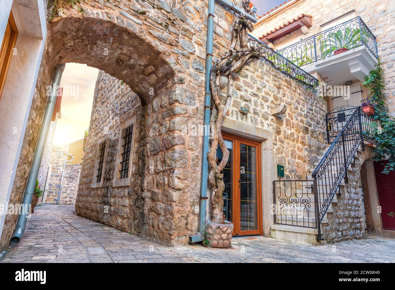 Rue médiévale dans la vieille ville de Budva, Monténégro Banque D'Images