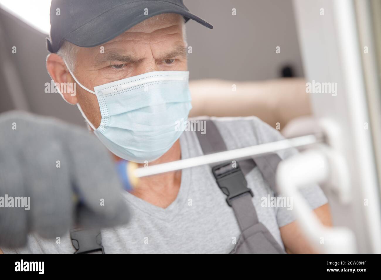 L'ouvrier installe des fenêtres et des portes en plastique avec double vitrage blanc Banque D'Images
