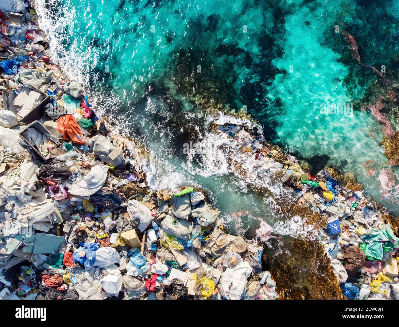 Bouteilles en plastique sales et sacs poubelle. La pollution des océans dans l'eau recycle le concept de l'Asie et de l'Inde. Vue de dessus de l'antenne Banque D'Images