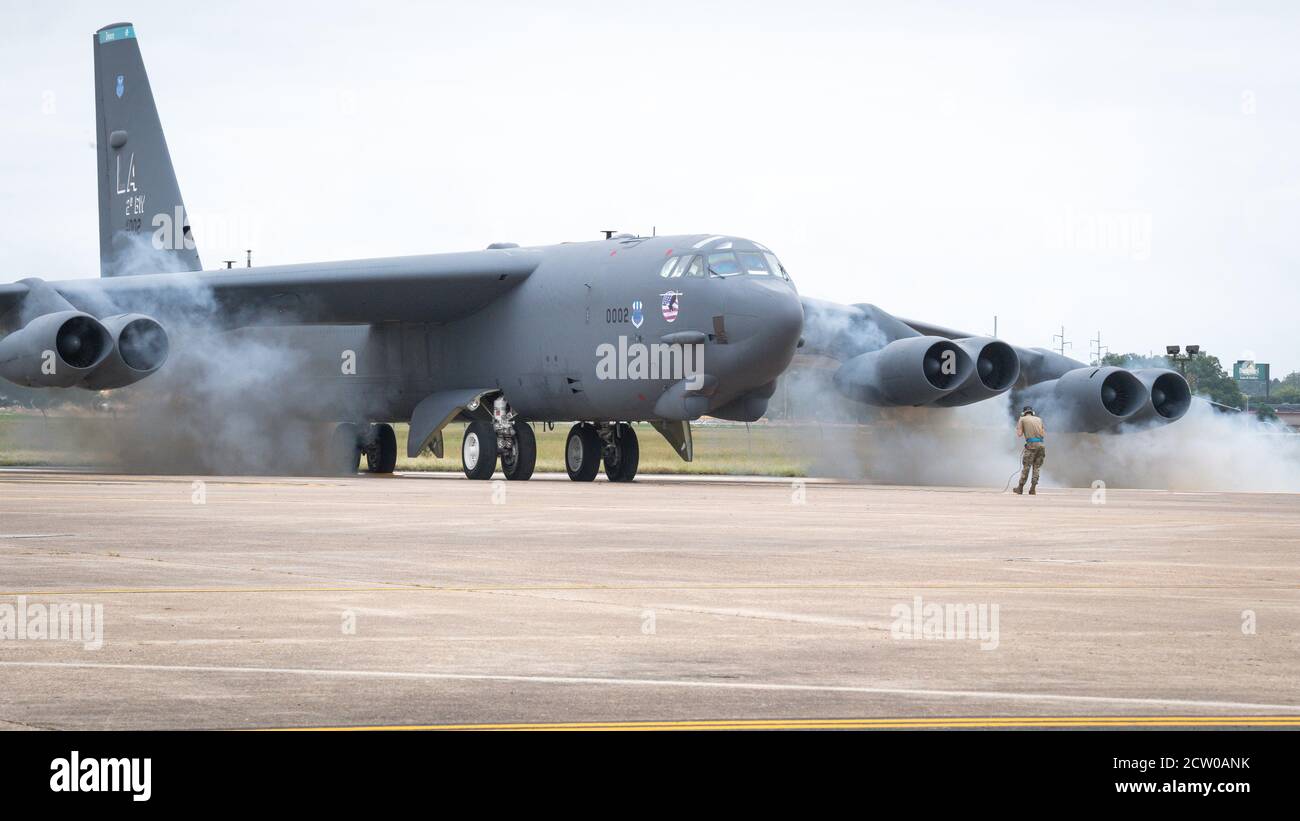 Un deuxième chef d’équipage de maintenance dirige une Stratoforteresse B-52H, car elle est « mise en route par chariot » lors d’un exercice de préparation à la base aérienne de Barksdale, en Louisiane, le 25 septembre 2020. Des exercices de ce genre assurent que la 2ème aile de la bombe est capable de fournir à la nation le pouvoir de combat gagnant. (É.-U. Photo de la Force aérienne par le premier Airman Lillian Miller) Banque D'Images