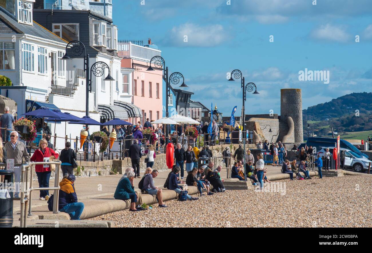 Lyme Regis, Dorset, Royaume-Uni. 26 septembre 2020. Météo au Royaume-Uni: Les visiteurs et les habitants de la région profitent d'une journée de soleil automnal et de ciel bleu à la jolie station balnéaire de Lyme Regis. La pluie et les vents forts sont clairs, ce qui fait la place pour un week-end lumineux et ensoleillé. Credit: Celia McMahon/Alamy Live News Banque D'Images