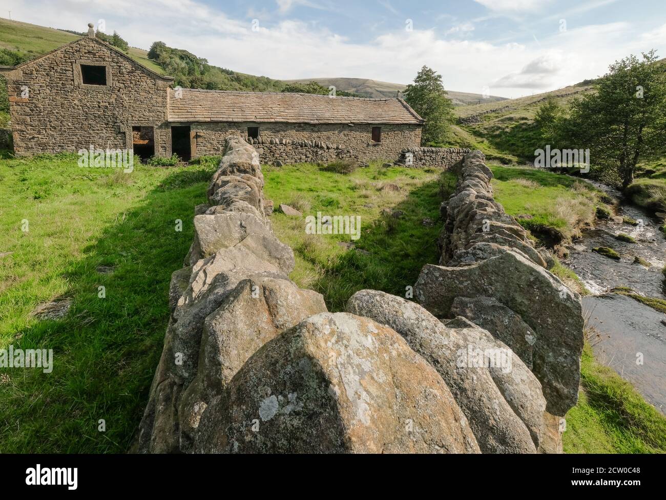 Vue sur la Barn Blackden abandonnée au pied de Blackden Brook, dans la région de High Peak, dans le Derbyshire Banque D'Images