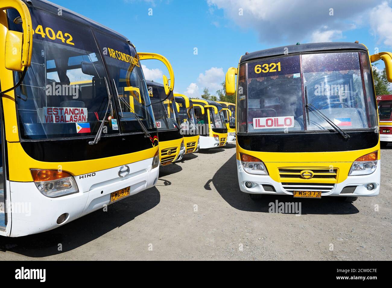 De nombreux bus de couleur jaune de la compagnie de paquebot Ceres se trouvant en ligne au terminal de bus Tagbak à Iloilo City, Panay, Visayas, Philippines Banque D'Images