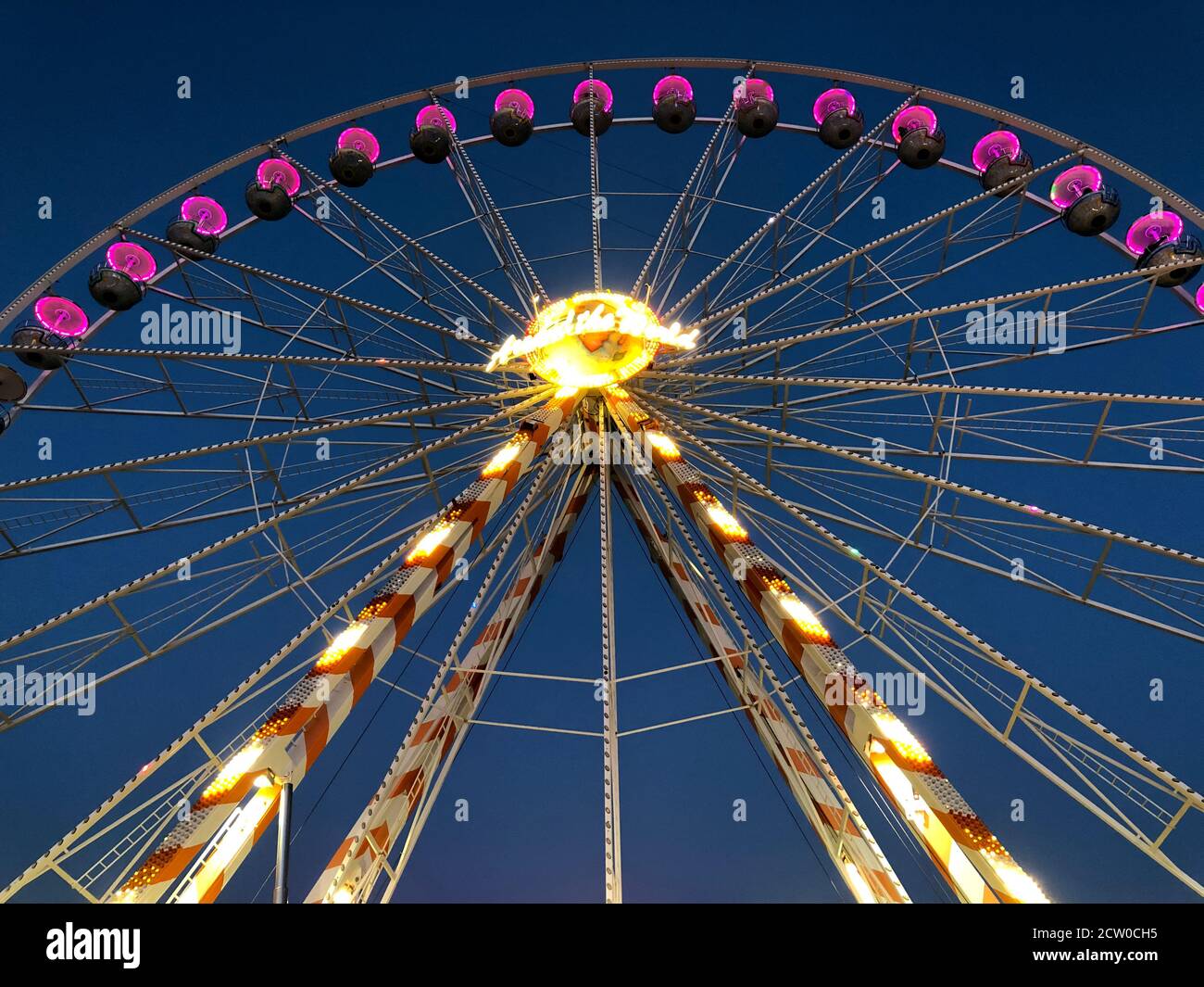 Grande roue sur fond de ciel bleu du soir. Banque D'Images