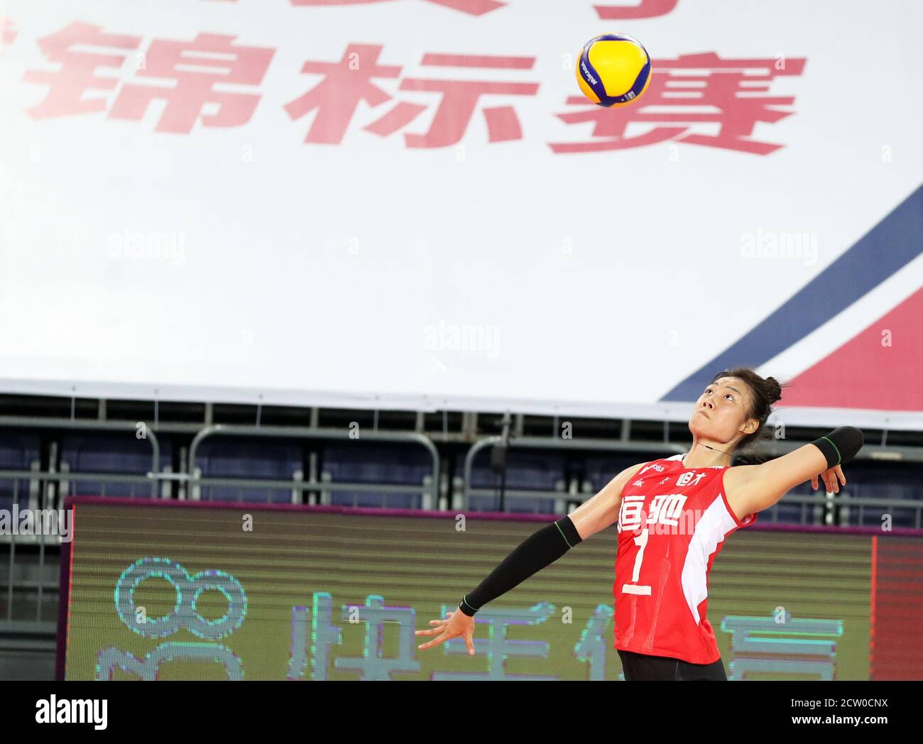 (200926) -- JIANGMEN, 26 septembre 2020 (Xinhua) -- Chen Peiyan de Guangdong monte la balle lors du match du groupe B entre Guangdong et Henan au championnat de volley-ball féminin chinois 2020 à Jiangmen, dans la province de Guangdong en Chine du Sud, le 26 septembre 2020. (Langue Xinhua/Qin) Banque D'Images