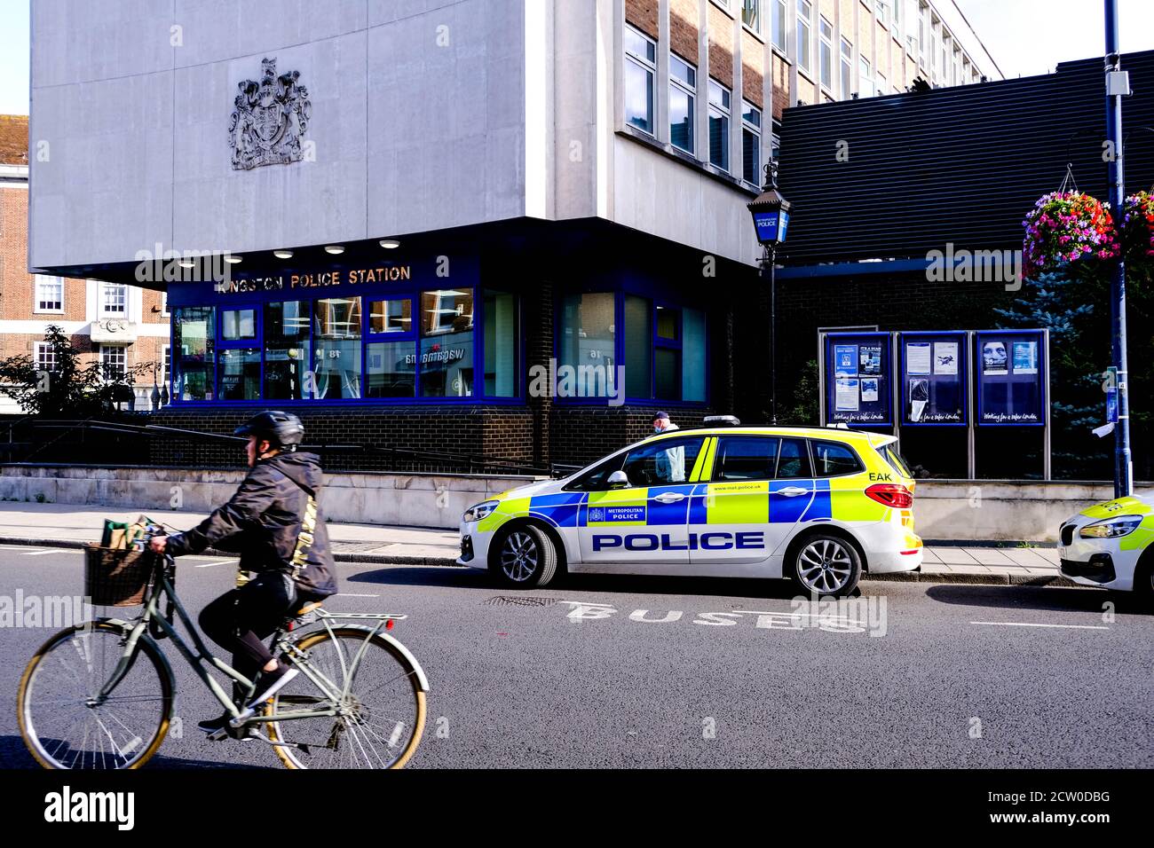 Kingston Metropolitan police Station, Londres, avec UNE voiture de police garée à l'extérieur Banque D'Images