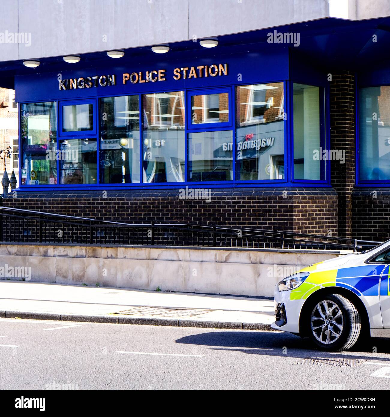 Kingston Metropolitan police Station, Londres, avec UNE voiture de police garée à l'extérieur Banque D'Images