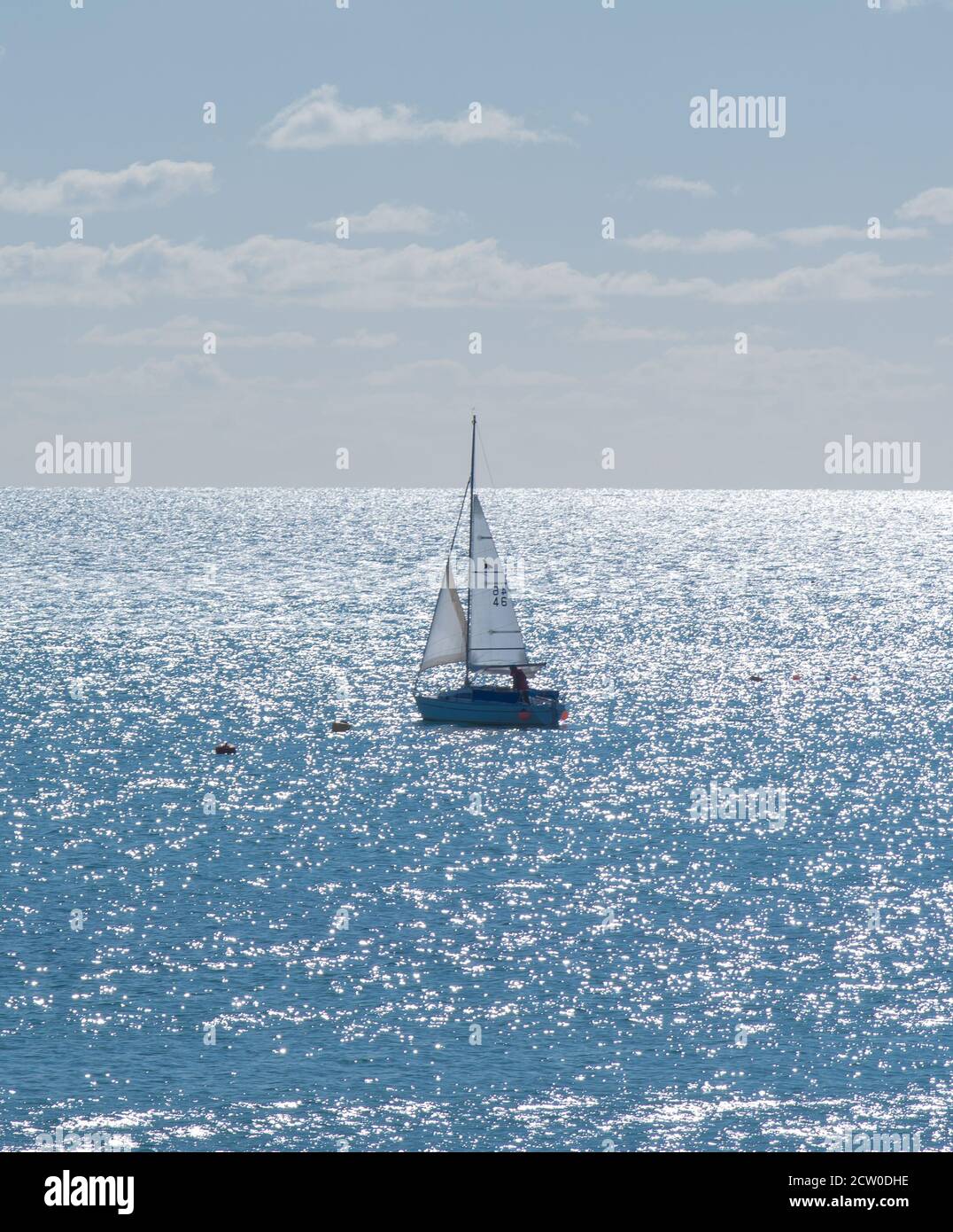 Lyme Regis, Dorset, Royaume-Uni. 26 septembre 2020. UK Weather: Un bateau à voile fait le meilleur du meilleur temps à Lyme Regis que la pluie et les vents forts clair faisant la voie pour un week-end lumineux et ensoleillé. Credit: Celia McMahon/Alamy Live News. Banque D'Images
