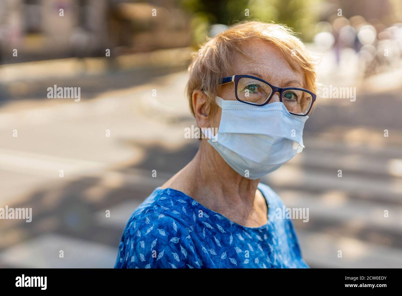 Portrait d'une femme âgée portant un masque de protection à l'extérieur ville Banque D'Images