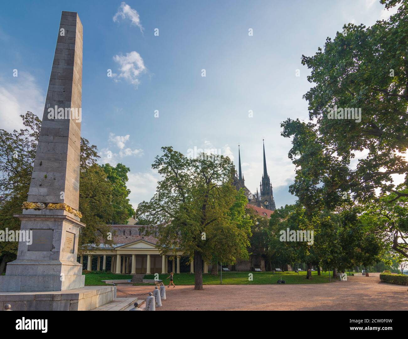 Brno (Brünn): Jardins Denis (Denisovy sady), colonnade, obélisque 1818 pour commémorer la fin des guerres napoléoniennes, cathédrale Saint-Pierre et Paul in Banque D'Images