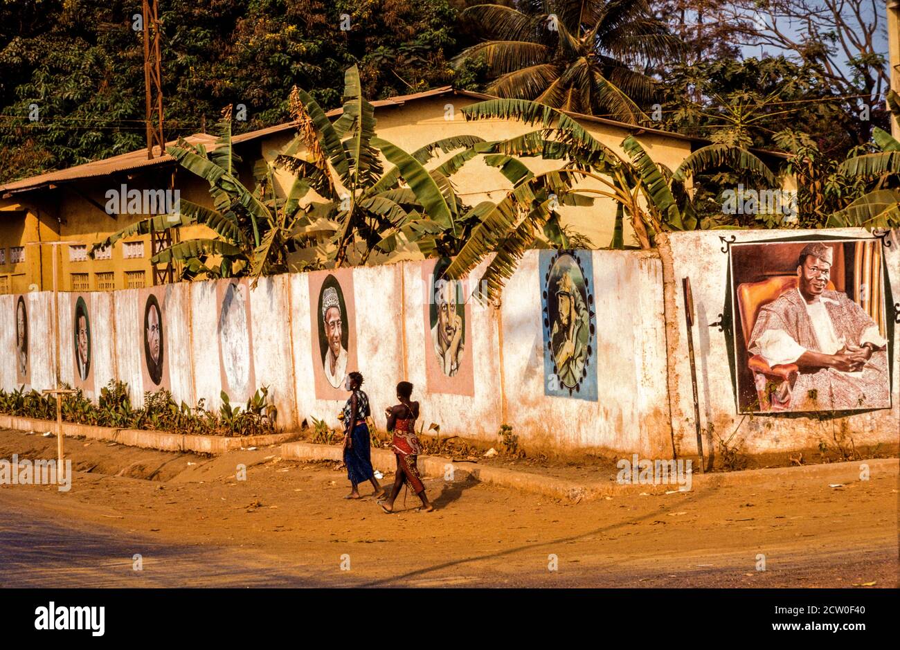 Le mur des héros Conakry Guinée Afrique de l'Ouest 1979 Banque D'Images