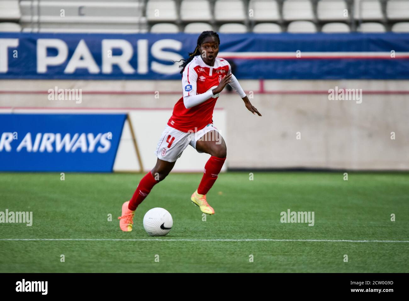 Easther Mayi Kith du Stade de Reims contrôle la balle Pendant le championnat de France des femmes D1 Arkema football match entre Paris Saint-Germain et Banque D'Images