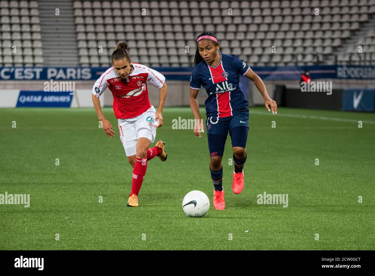 Tanya Romanenko de Stade de Reims et Perle Morroni de Paris Saint Germain dans un duel pour le ballon pendant Le championnat de France des femmes D1 Arkema foo Banque D'Images