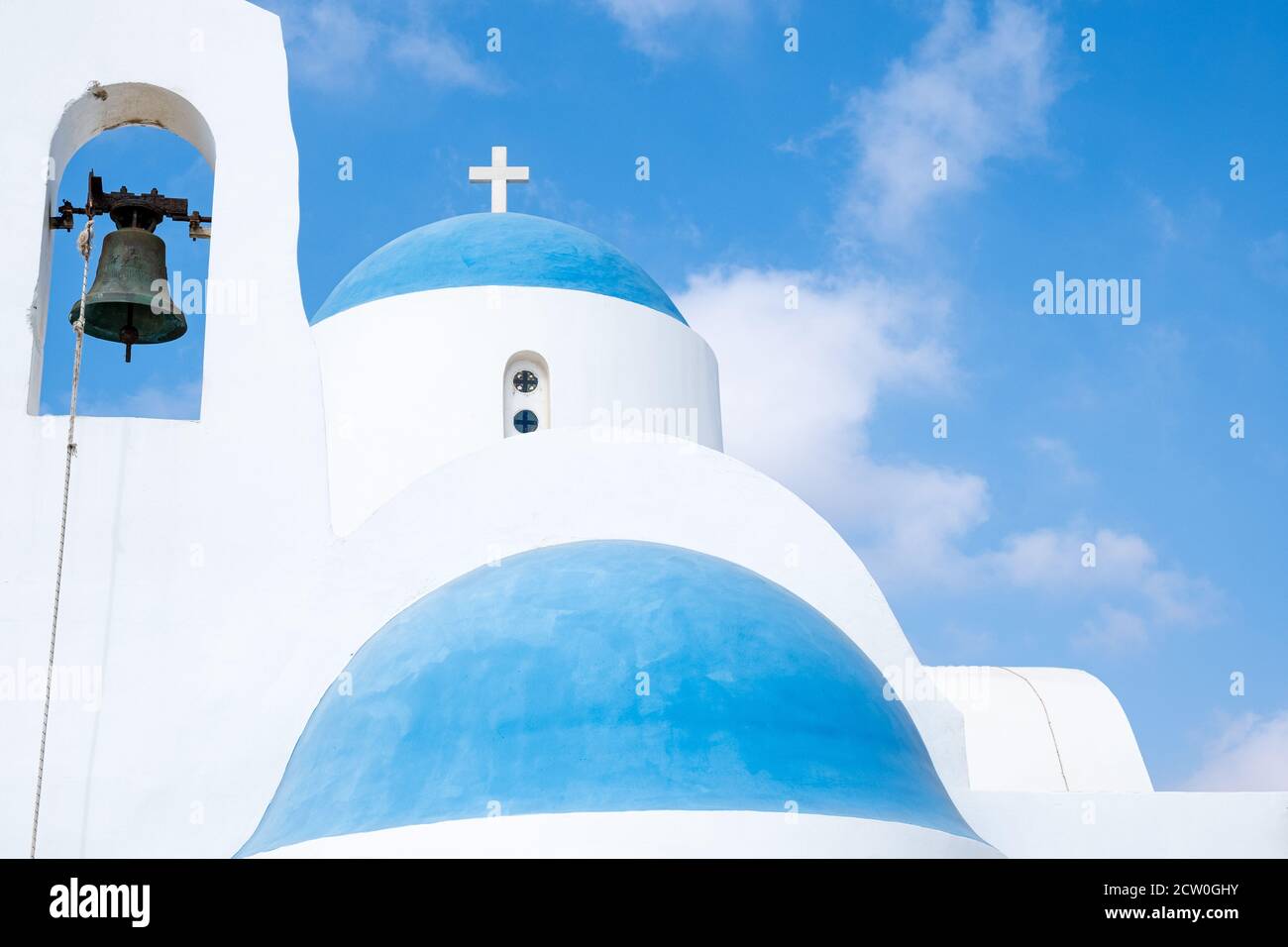 Église chrétienne traditionnelle avec dôme beffroi contre ciel bleu nuageux Banque D'Images