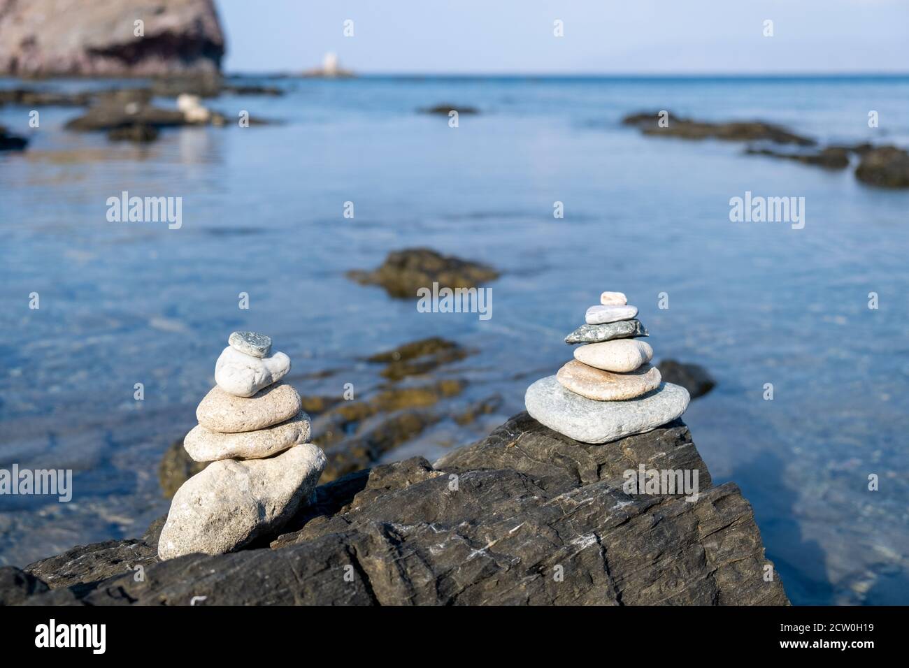 Pyramide de galets blancs d'équilibrage, sur le rocher d'une plage rocheuse Banque D'Images
