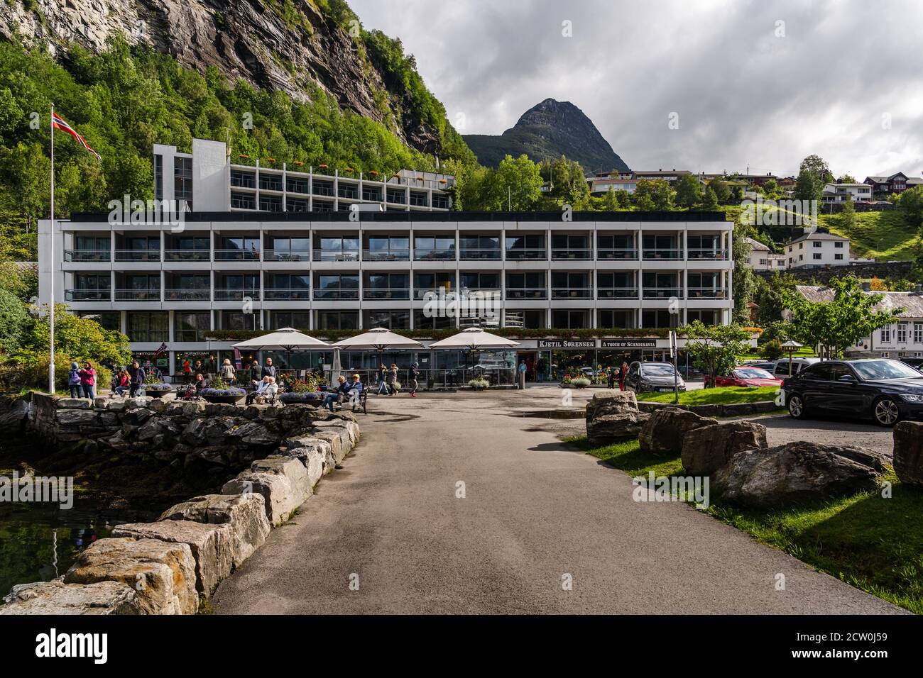 Editorial 09.07.2019 Geiranger Norvège touristes visitant la petite ville sur un jour d'été Banque D'Images