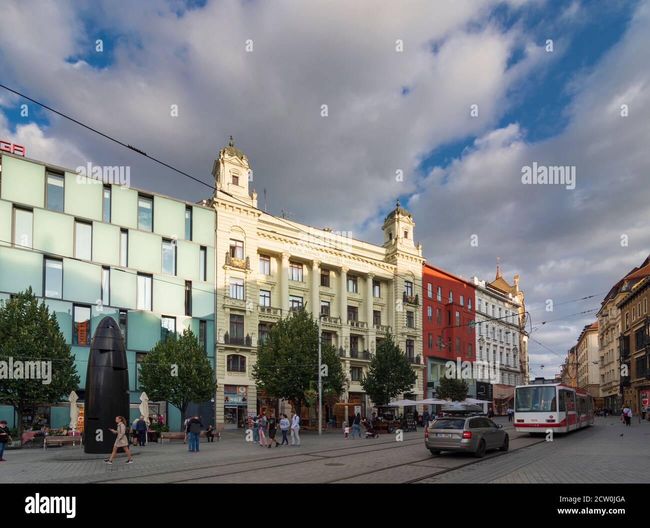 Brno (Brünn): Namesti Svobody (place de la liberté), Omega, horloge astronomique, restaurant dans la vieille ville, Jihomoravsky, Südmähren, Moravie du Sud, cz Banque D'Images