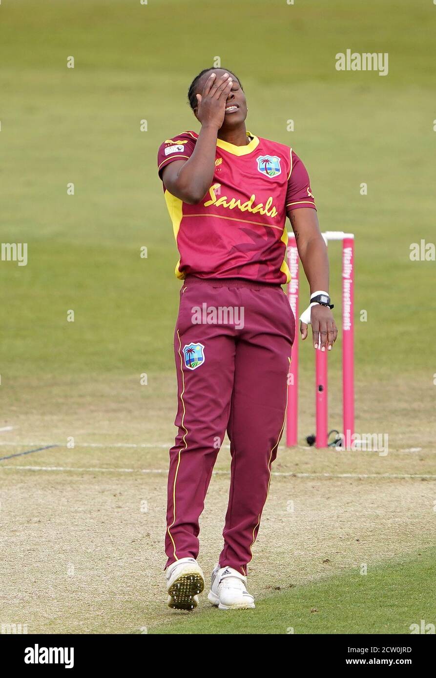 West Indies Shakera Selman est abattu lors du troisième match IT20 Vitality au terrain du comté d'Incora, Derby. Banque D'Images