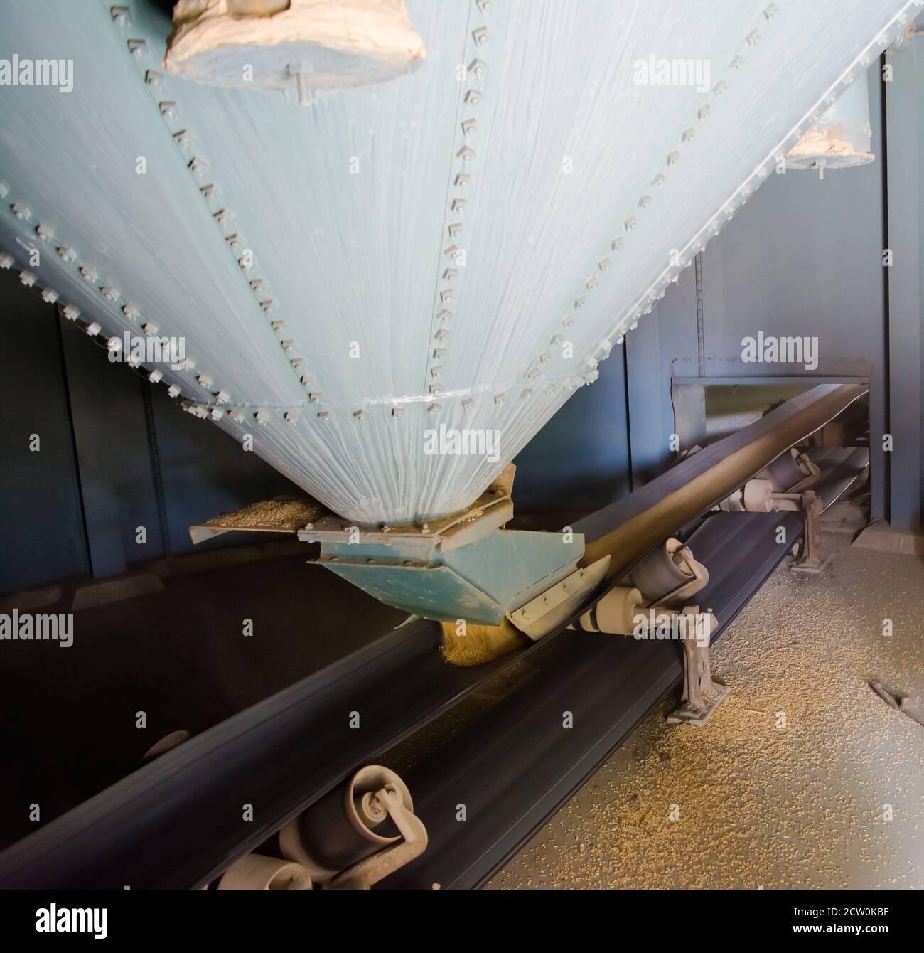 système convoyeur élévateur de silo pour grain, courroie de convoyeur de silo. Banque D'Images