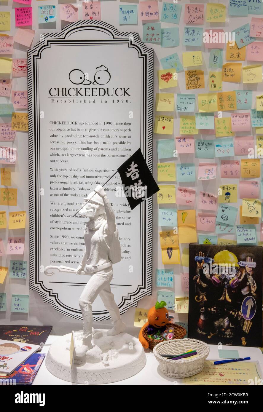 Hong Kong, Hong Kong, Chine. 26 septembre 2020. Le magasin pour enfants Chickeduck a reçu une ordonnance de restriction des propriétaires du centre commercial K11 Musea. L'ordre demande le retrait d'un état de la liberté de la Dame, la déesse de la démocratie de Hong Kong.le fondateur et PDG de Chickeeduck Herbert Chow Siu-lung, un activiste, a déplacé la statue entre plusieurs de ses branches pour rester en avance sur la loi. La branche K11 Muse de Tsim Sha Tsui a rejeté un petit mur Lennon controversé avec de nombreuses notes post-it affichant désormais des phrases interdites. Crédit : Jayne Russell/ZUMA Wire/Alay Live News Banque D'Images