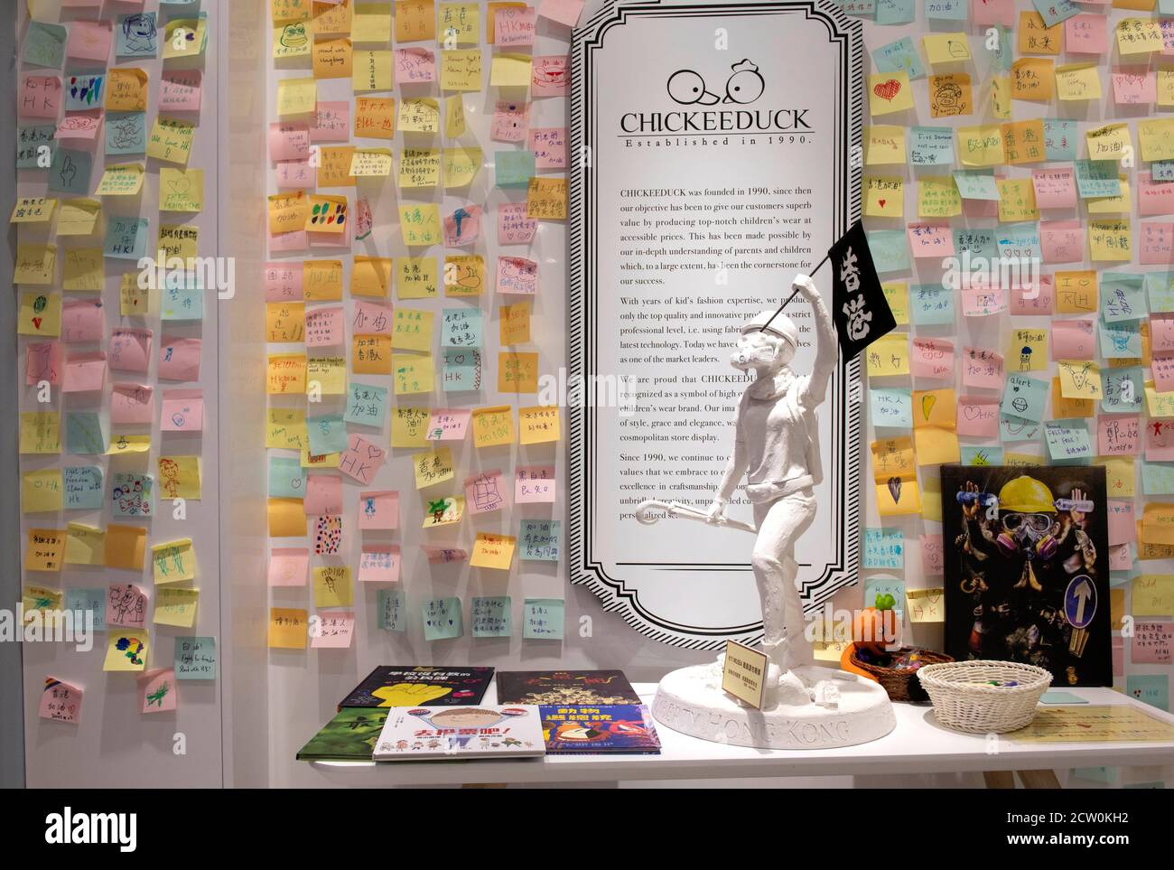 Hong Kong, Hong Kong, Chine. 26 septembre 2020. Le magasin pour enfants Chickeduck a reçu une ordonnance de restriction des propriétaires du centre commercial K11 Musea. L'ordre demande le retrait d'un état de la liberté de la Dame, la déesse de la démocratie de Hong Kong.le fondateur et PDG de Chickeeduck Herbert Chow Siu-lung, un activiste, a déplacé la statue entre plusieurs de ses branches pour rester en avance sur la loi. La branche K11 Muse de Tsim Sha Tsui a rejeté un petit mur Lennon controversé avec de nombreuses notes post-it affichant désormais des phrases interdites. Crédit : Jayne Russell/ZUMA Wire/Alay Live News Banque D'Images
