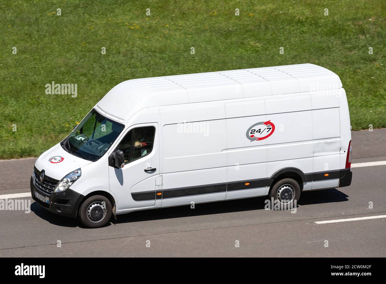 24/7 Renault Master sur autoroute. Banque D'Images