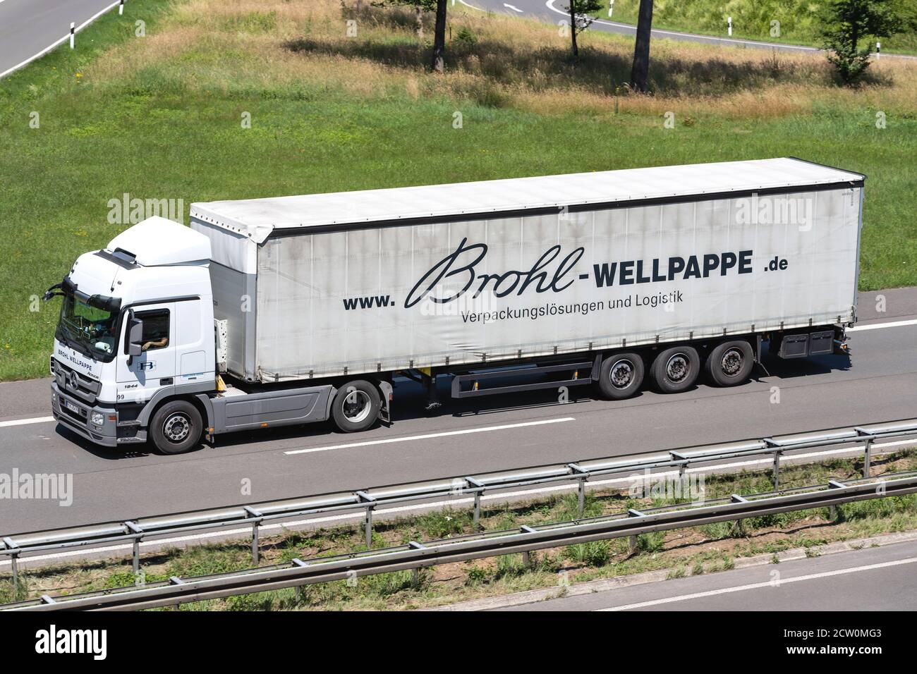 Brohl Wellpape Mercedes-Benz Actros camion avec remorque sur l'autoroute. Banque D'Images