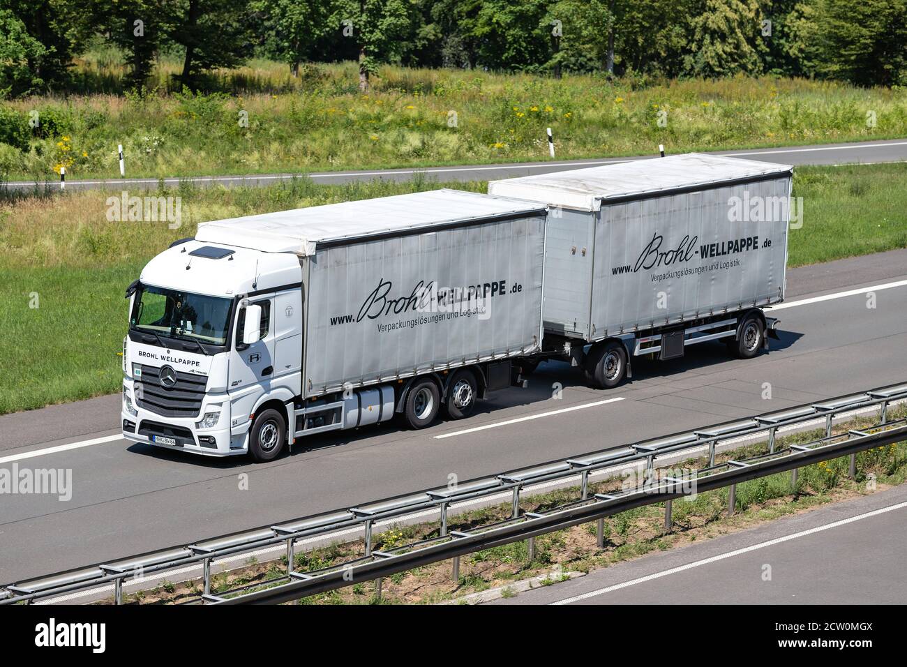Brohl Wellpape Mercedes-Benz Actros camion combiné avec remorque sur l'autoroute. Banque D'Images