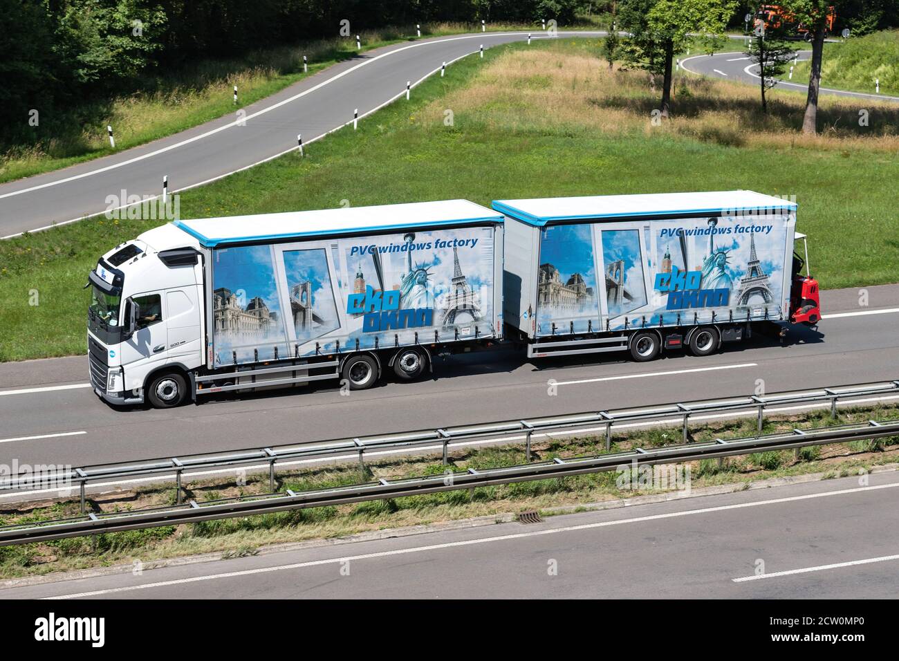 EKO Okna Volvo FH camion combiné sur autoroute. Banque D'Images