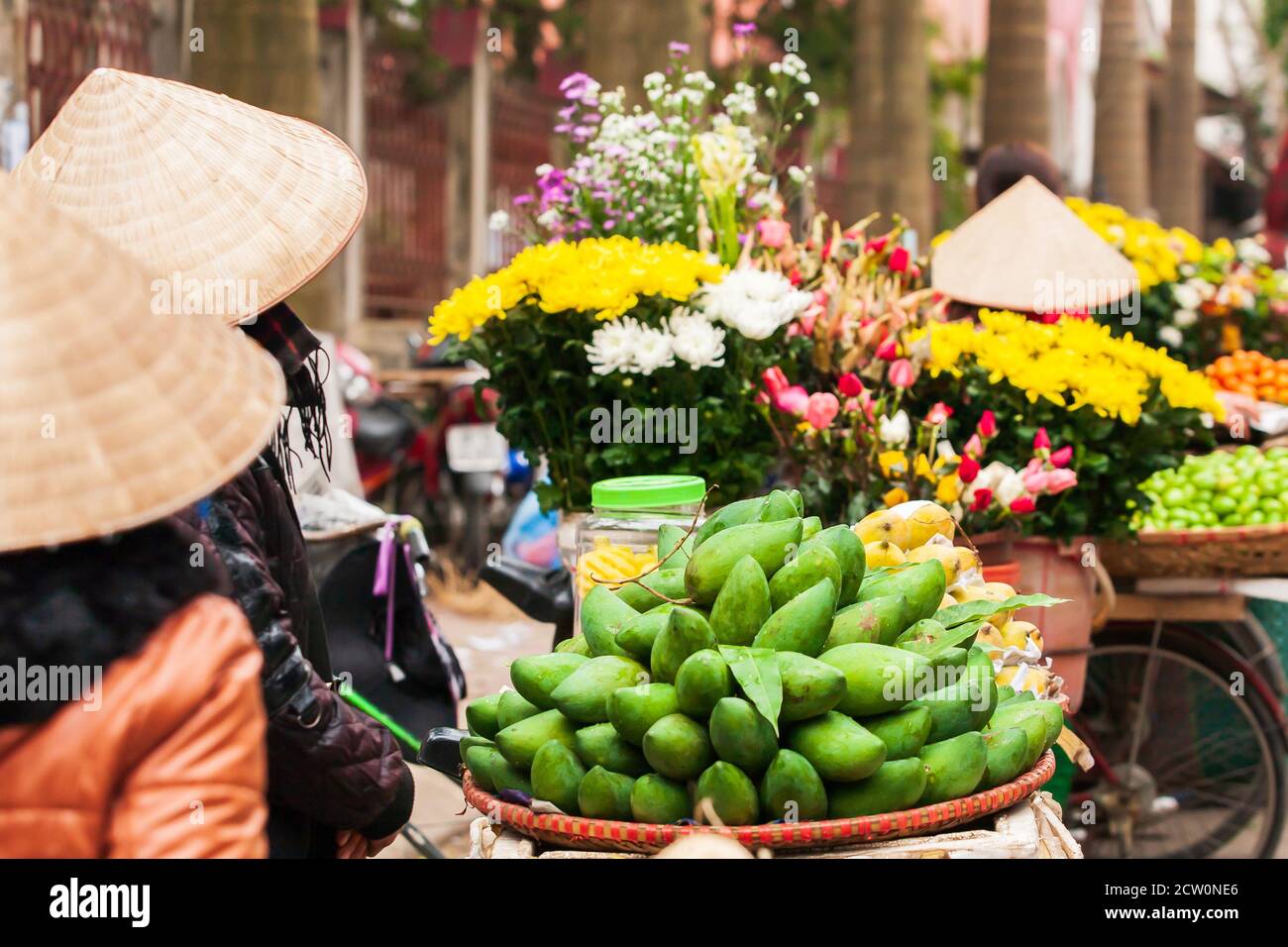 Vendeur de rue vietnamien à un marché humide à Lao Kai, la ville près du Vietnam et la frontière chinoise. Mise au point sélective. Banque D'Images