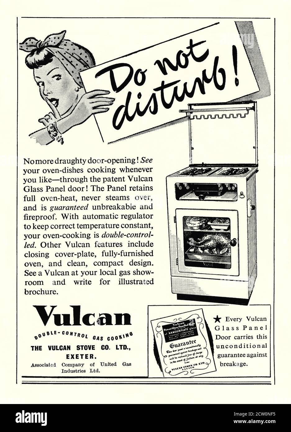 Une publicité dans un magazine 1951 pour une cuisinière à gaz Vulcan. Le symbole « ne pas déranger » se rapporte à la boda en verre du four, évitant ainsi d'ouvrir la porte pour voir comment la cuisson se déroule. Le nom Vulcan est apparu pour la première fois en 1890 avec la formation de la Vulcan Gas Heating Company. La société domestique d'appareils électroménagers faisait partie de United Gas Industries Ltd et était basée à Exeter, Devon, Angleterre, Royaume-Uni – graphiques vintage des années 1950. Banque D'Images