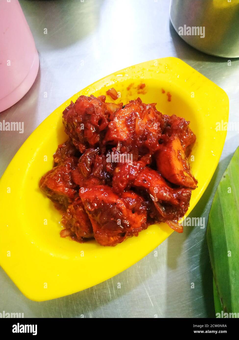 Poulet désossé frit dans de la sauce froide et soja, avec une consistance semi-sauce. Banque D'Images