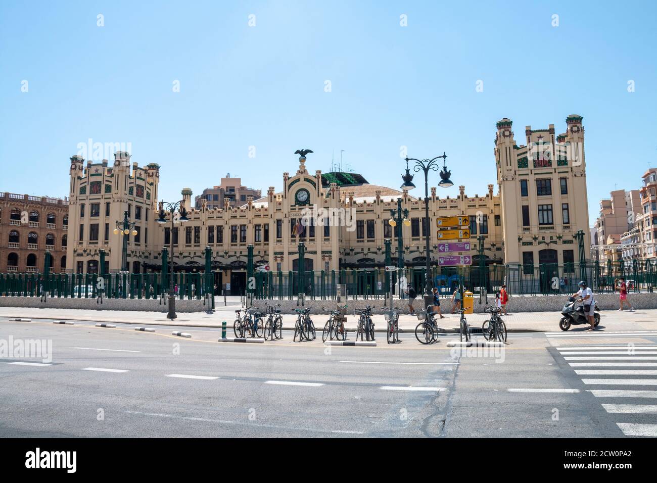 Valence, Espagne - 23 juillet 2020 : façade principale de la gare de Stació del Nord, à Valence, Espagne Banque D'Images