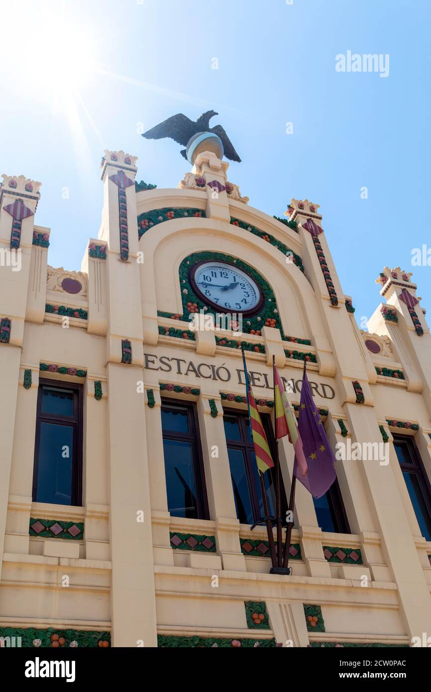 Valence, Espagne - 23 juillet 2020 : façade principale de la gare de Stació del Nord, à Valence, Espagne Banque D'Images