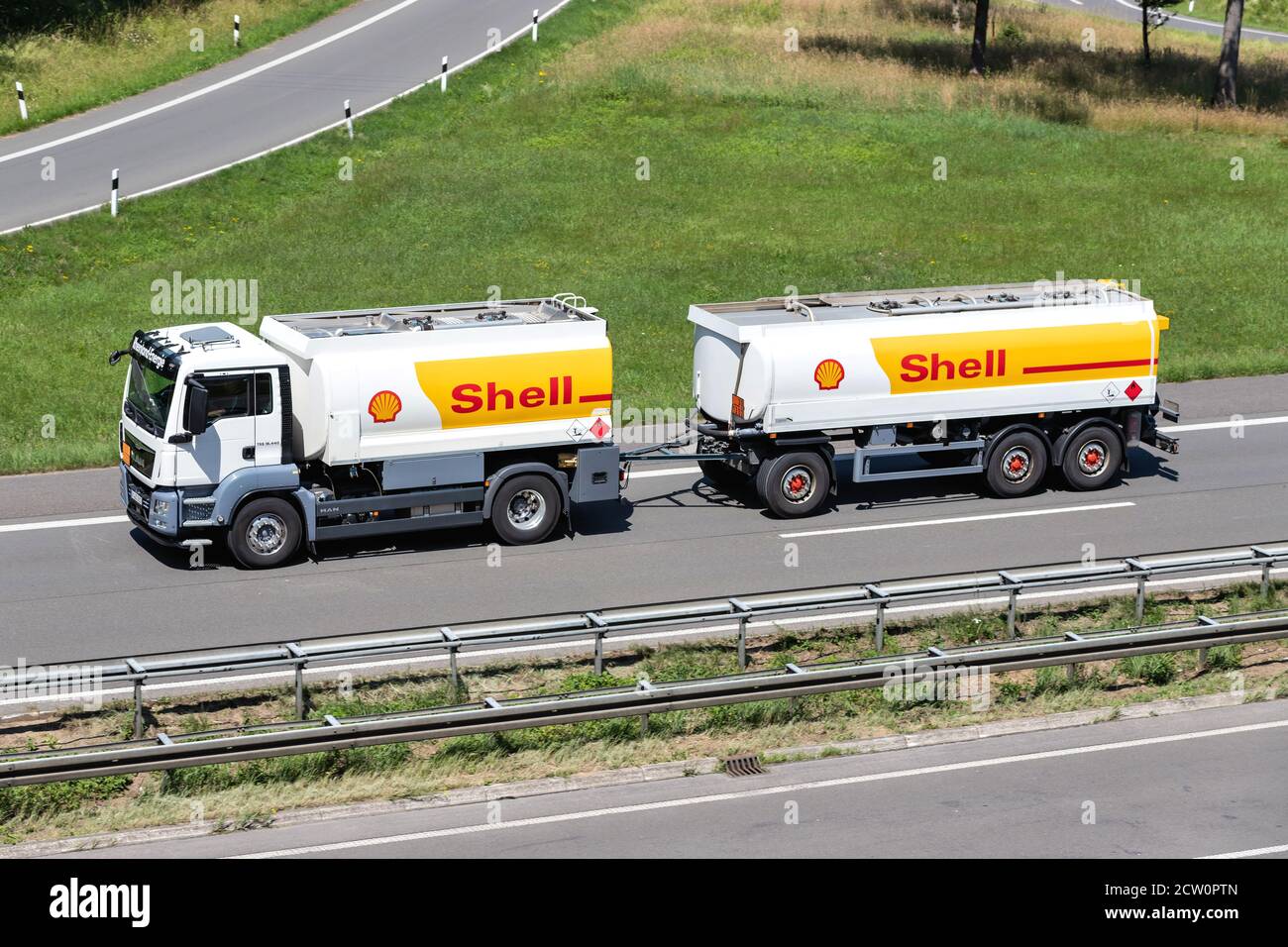 Chariot combiné Shell MAN TGS sur autoroute. Banque D'Images