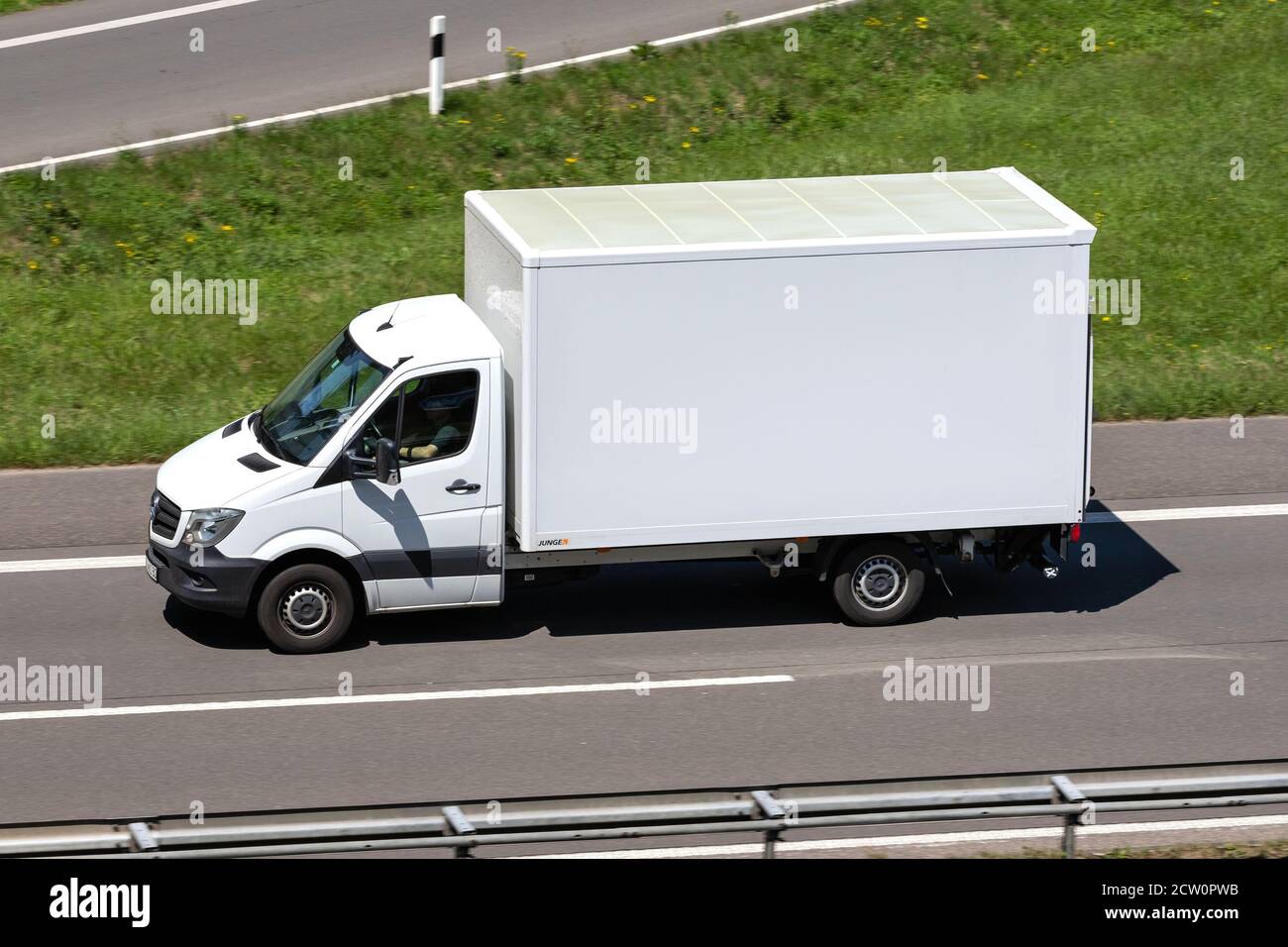 Mercedes-Benz Sprinter van sur l'autoroute. La Mercedes-Benz Sprinter est un véhicule commercial léger construit par Daimler AG de Stuttgart, en Allemagne. Banque D'Images