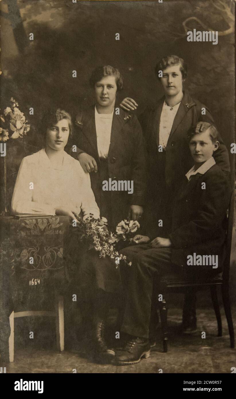 Photographie familiale vintage de 4 frères et sœurs dans les années 1920, en Autriche Banque D'Images