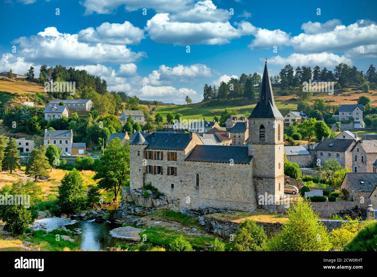 Village de Saint Juery sur la rivière Bès. Église Saint Maurice. Département Lozère. Occitanie. France Banque D'Images