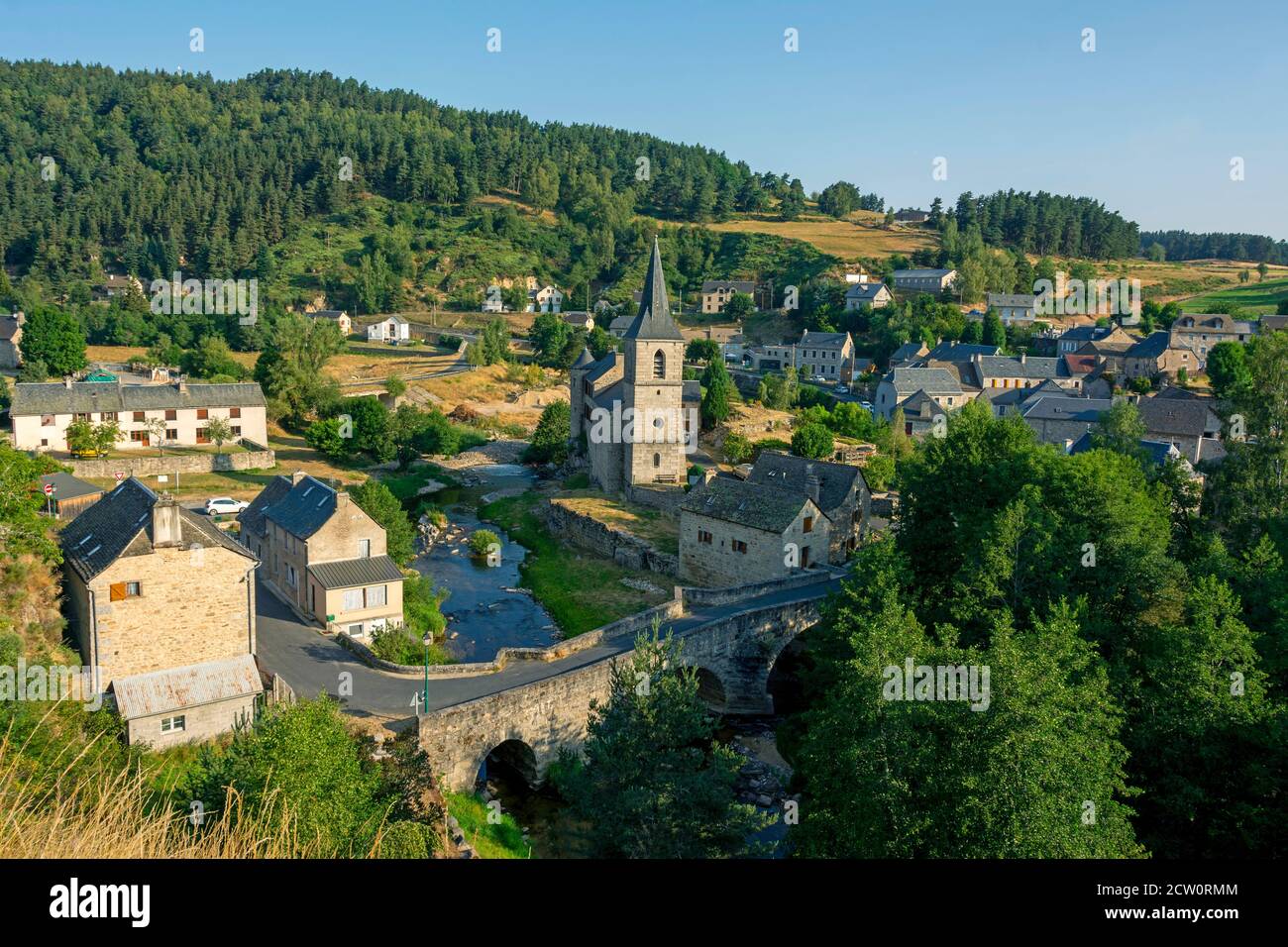 Village de Saint Juery sur la rivière Bès. Église Saint Maurice. Département Lozère. Occitanie. France Banque D'Images