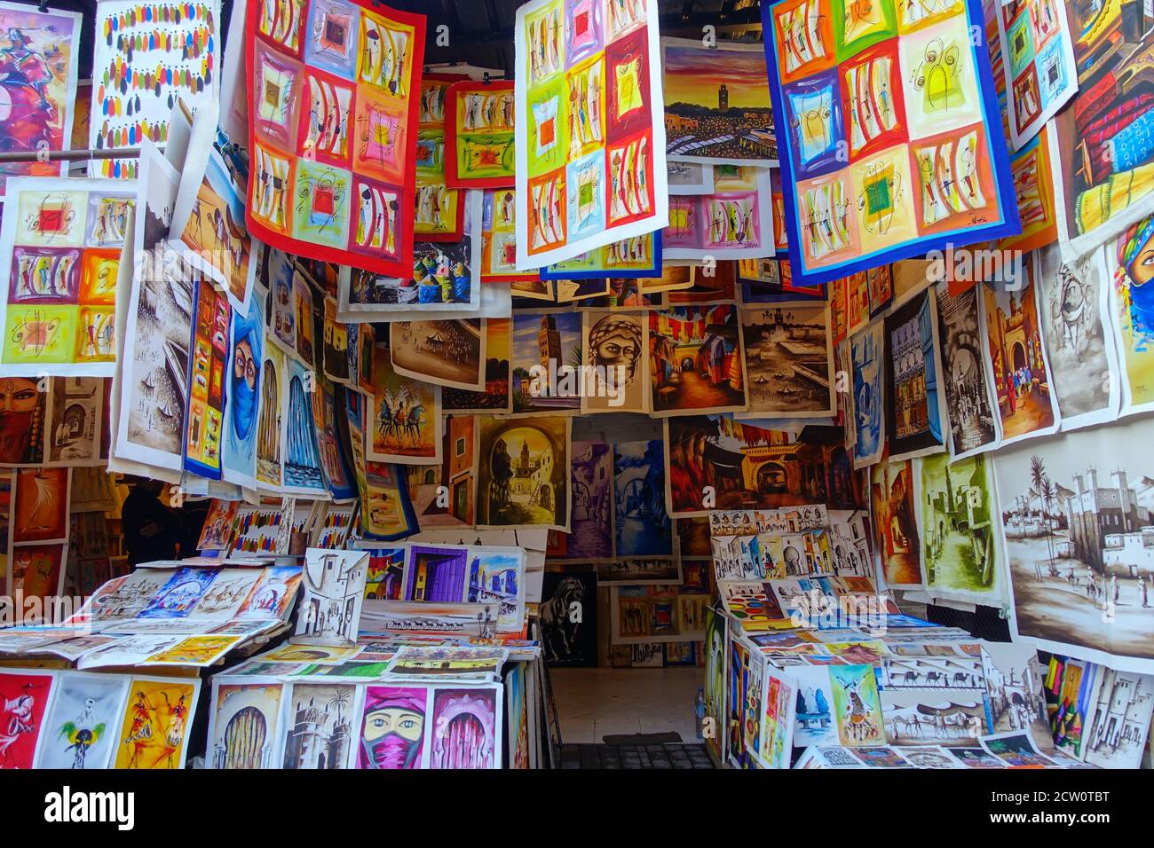 Marchand de marché de Marrakech, kiosque de peintures Banque D'Images