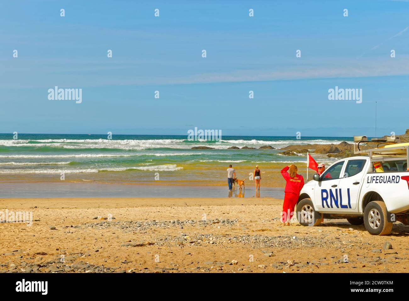RNLI maître-nageur à la plage de Gwithian, Cornouailles du Nord, Angleterre. Banque D'Images