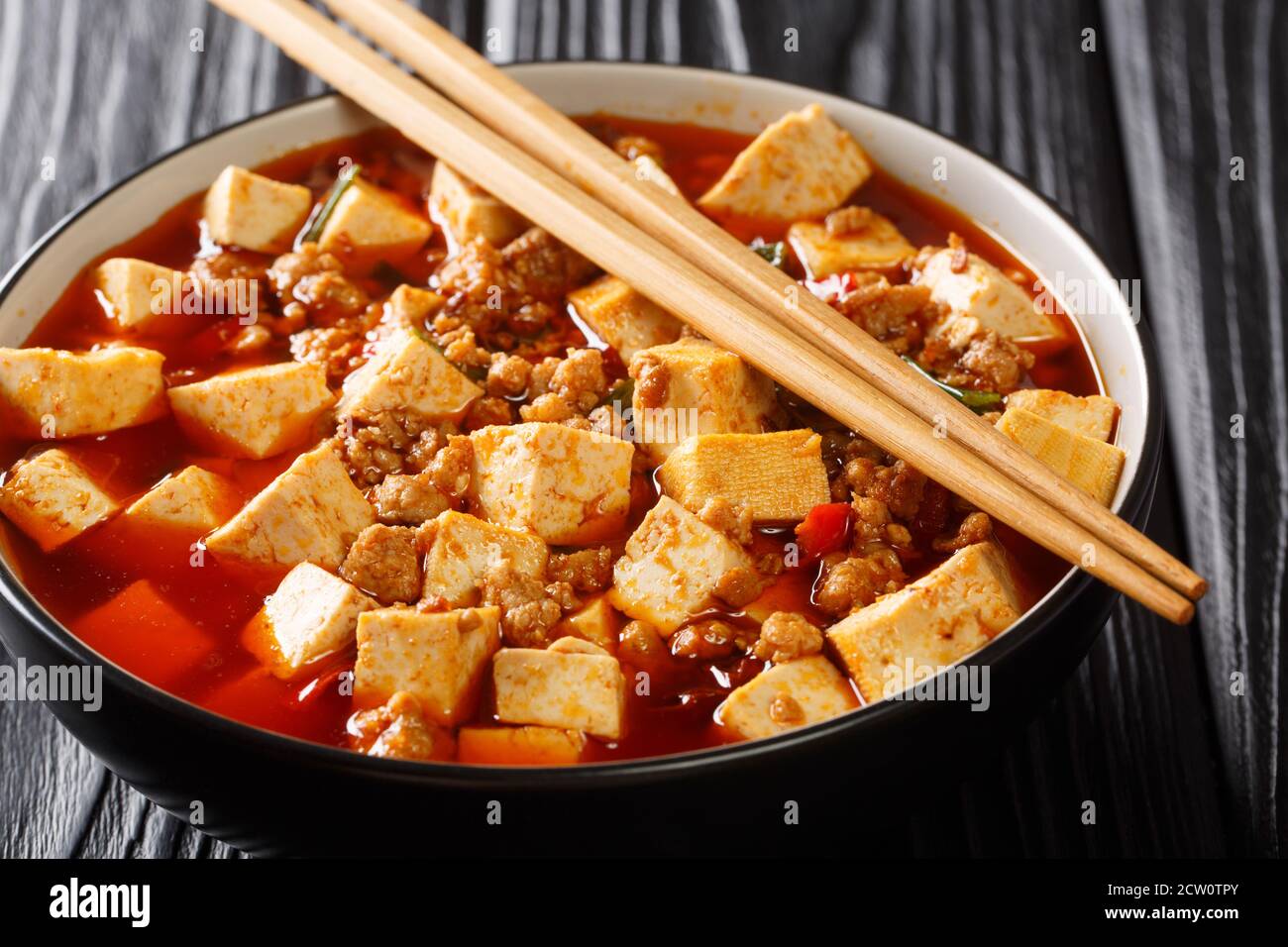 Mapo tofu est un rôti de porc et de tofu épicé, avec l'équilibre caractéristique de mala de picotements à la langue et de gros plan épicé dans l'assiette sur la table. Hor Banque D'Images