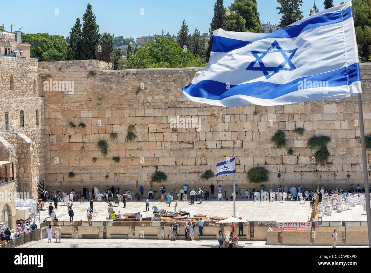 Jérusalem, Israël - croyants orthodoxes juifs lisant la Torah et priant face au mur occidental, également connu sous le nom de mur des lamentations Banque D'Images